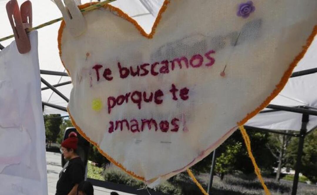 Fotografía del tendedero con los bordados: "Un tendedero de esperanza y memoria" / Foto: Jorge Alvarado