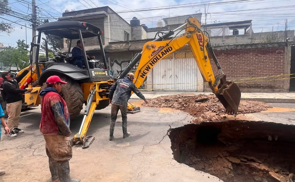 Autoridades de Nezahualcóyotl colocaron vallas de seguridad y suspendieron por completo el tránsito de vehículos y peatones en el tramo afectado. Foto Especial