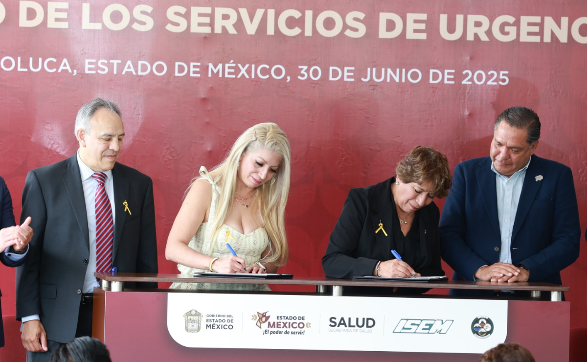 La gobernadora Delfina Gómez firma el acuerdo que asegura viajes gratuitos para niños y niñas con cáncer, transformando su lucha diaria. Foto: Alejandro Vargas