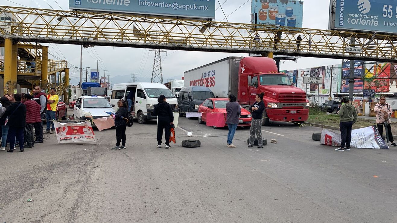 Es el tercer día de bloqueo en la carretera federal Lechería-Texcoco / Foto Especial