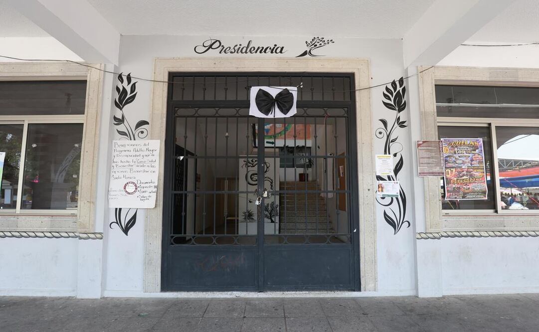 Un moño negro en la entrada del Palacio municipal de Ocuilan resume la tragedia del doble homicidio / Foto Alejandro Vargas