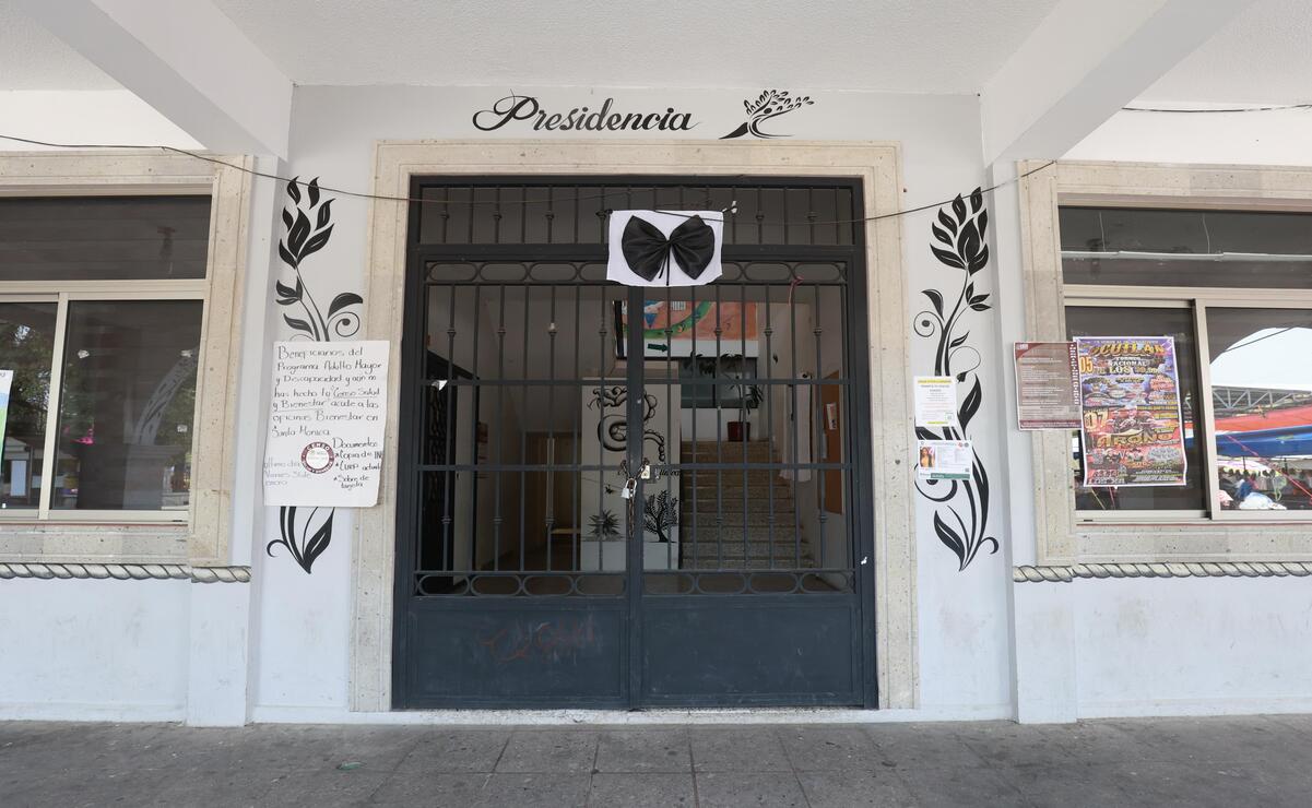 Un moño negro en la entrada del Palacio municipal de Ocuilan resume la tragedia del doble homicidio / Foto Alejandro Vargas