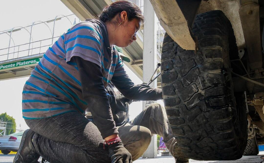 Rompiendo barreras: Yara Paulina, futura ingeniera mecánica, se abre camino en el mundo de la vulcanización en Toluca. Foto: Alejandro Vargas