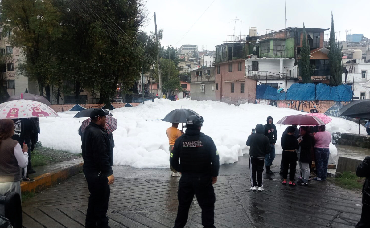 El desborde de la Presa Los Cuartos, tras las intensas lluvias de hoy, ha causado severas inundaciones en Naucalpan. Calles como Alcanfores y Cerrada Frontera están afectadas. Foto: Especial