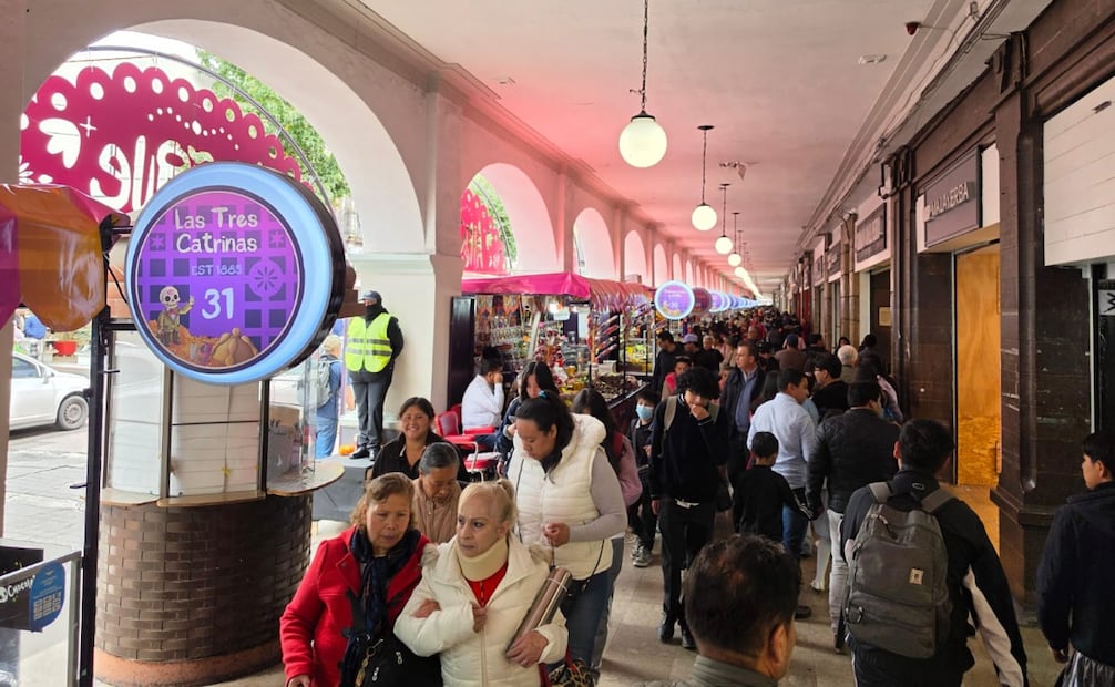 Comerciantes de los 84 puestos instalados en los Portales de Toluca reportaron ventas de hasta 70 por ciento durante la primera semana de la Feria del Alfeñique. Foto Claudia Rodríguez / El Universal