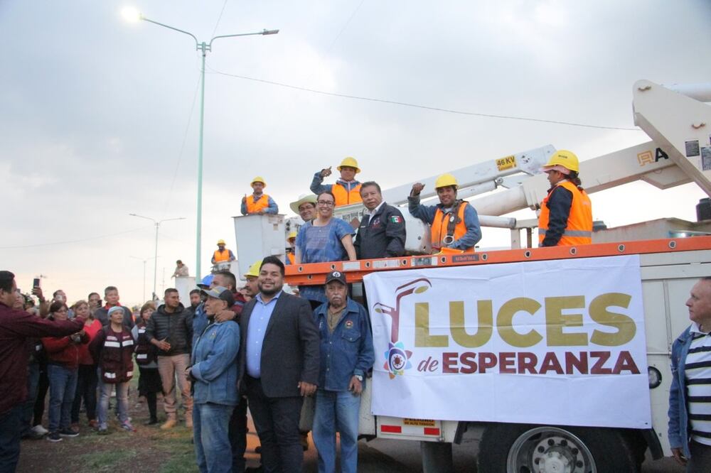 La alcaldesa Cisneros Coss acompañó al personal municipal que
se encargará de la instalación de las luminarias en Ecatepec/ Foto: especial