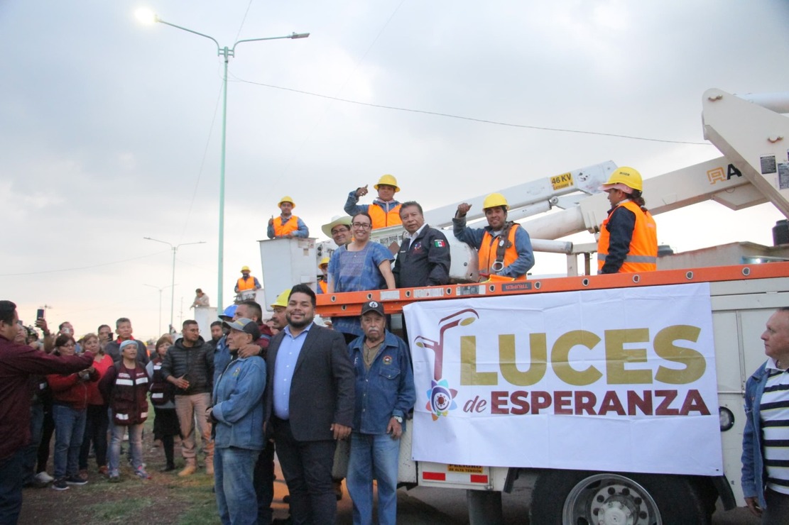 La alcaldesa Cisneros Coss acompañó al personal municipal que
se encargará de la instalación de las luminarias en Ecatepec/ Foto: especial