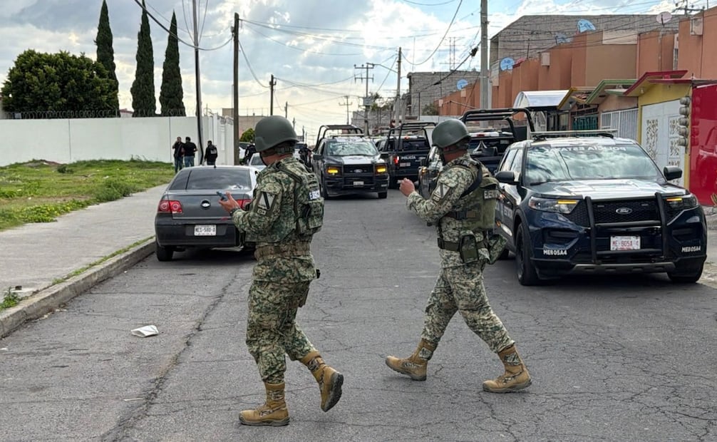 Elementos de la Secretaría de Marina y el Ejército Mexicano coordinan el perímetro de seguridad en la colonia Los Héroes. Foto Especial