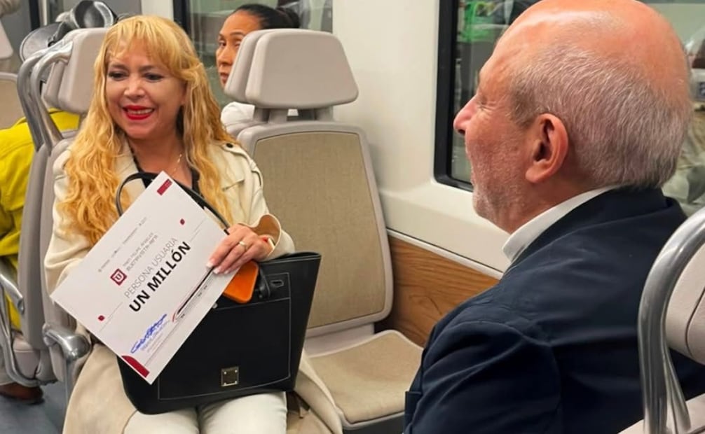 Lila Orozco, originaria de la CDMX, celebra su primer viaje en el ramal Buenavista-AIFA de una forma inolvidable. Foto Especial
