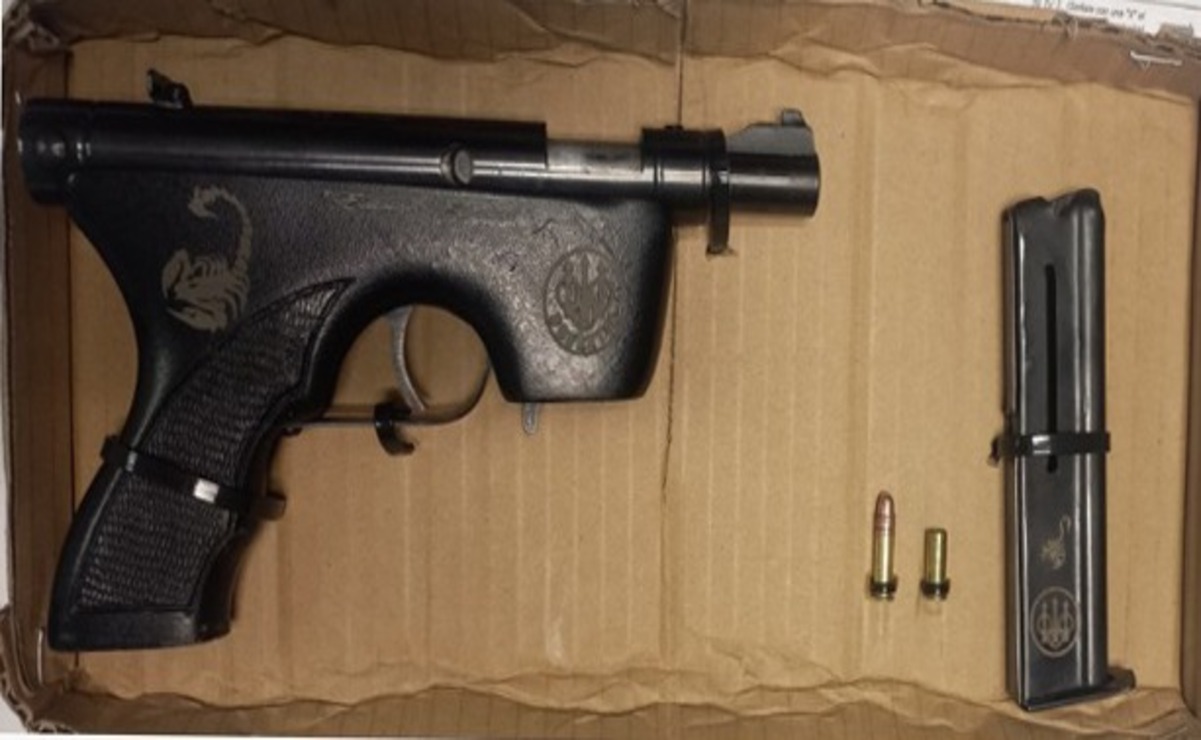 Al detenido le aseguraron una pistola color negro, con la imagen de un alacrán. Foto: Especial
