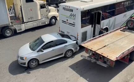 VIDEO: ¡De milagro! Auto hace “trompos” en la México-Querétaro; usuarios se salvan