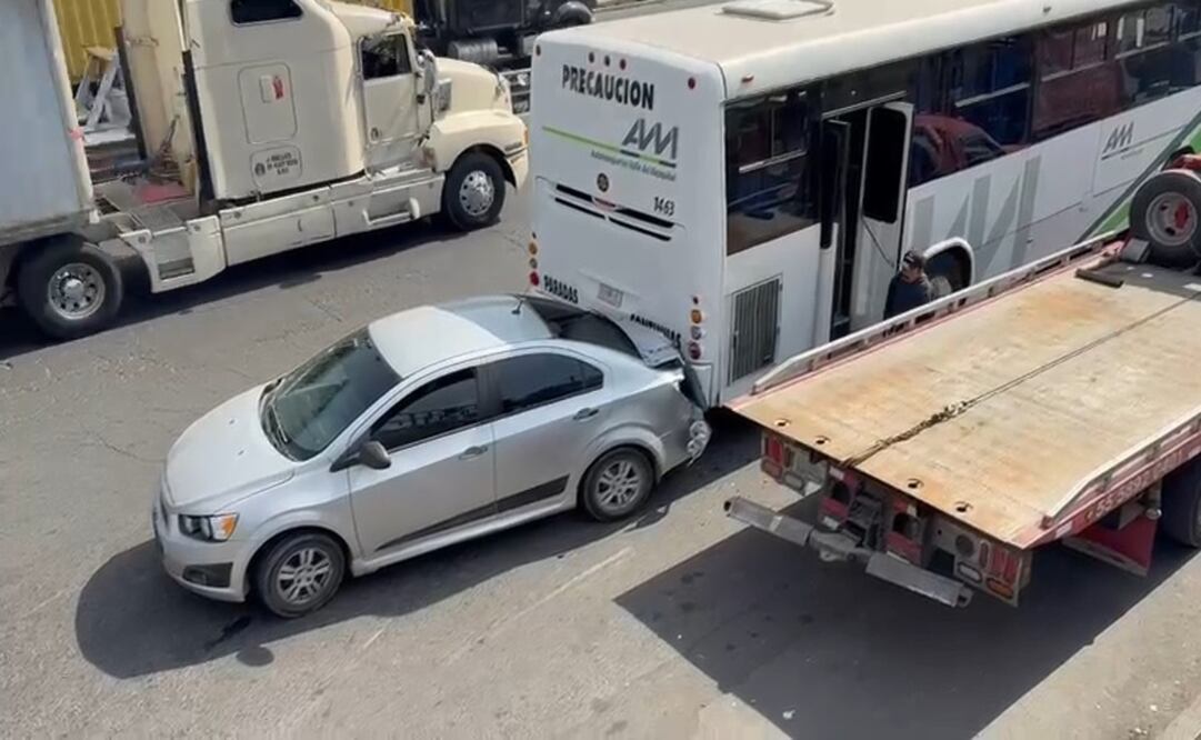 Uno de los vehículos se estrelló con un camión de transporte público. Foto: Arturo Contreras