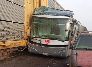 Accidente en Atlacomulco suma 10 fallecidos; empresa ferroviaria culpa al conductor del autobús