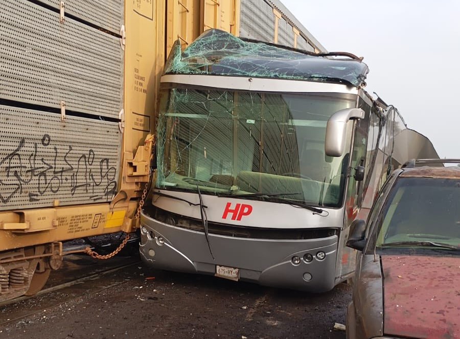 El autobús intentó ganarle al tren / Foto Especial