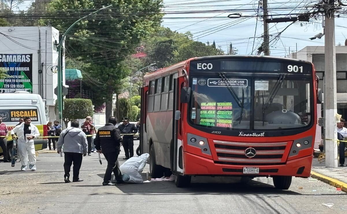 Peritos de la FGJEM llegaron al lugar para realizar el levantamiento del cuerpo de la mujer que yacía debajo de la unidad pesada. Foto: Miguel García
/ El Universal Estado de México