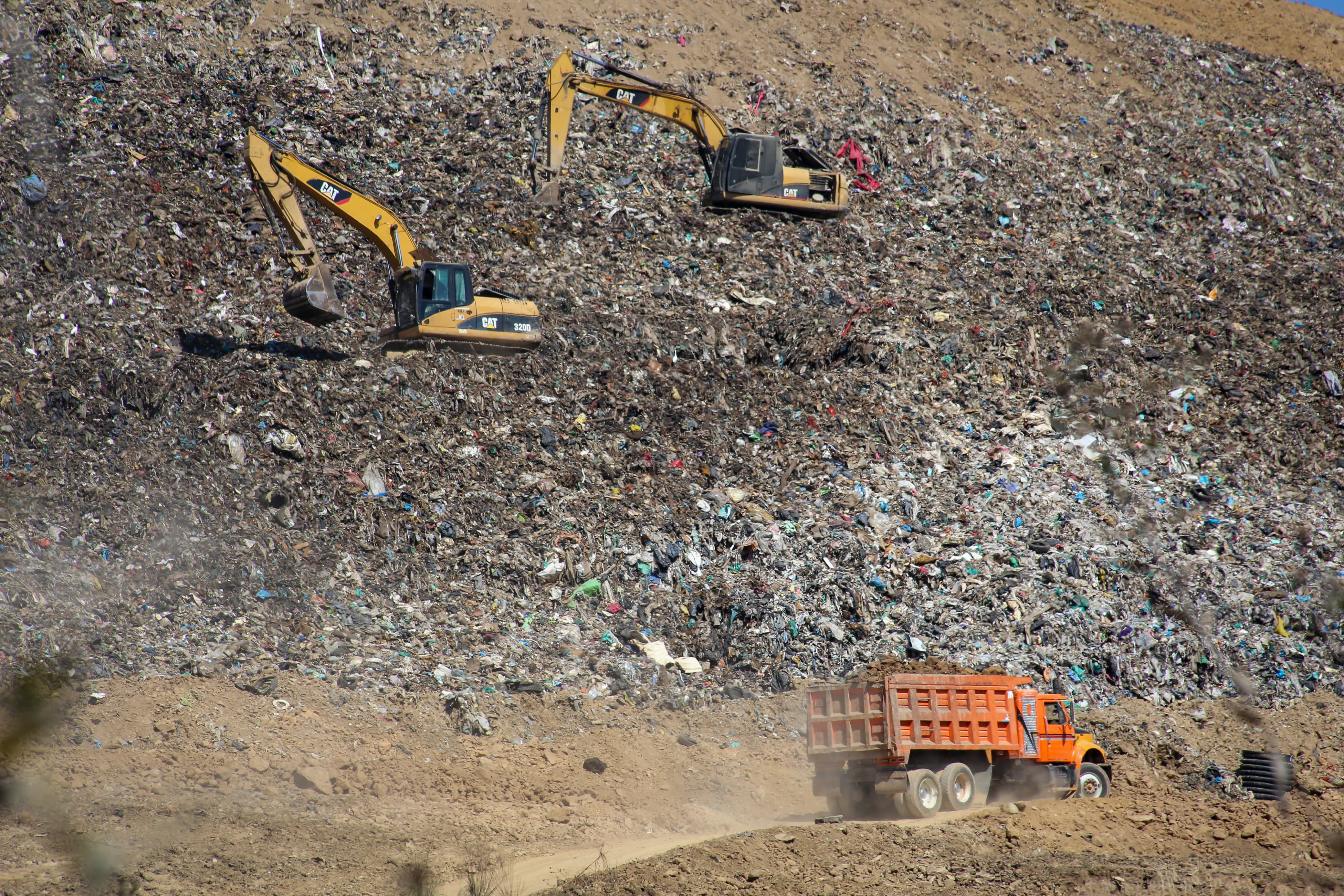 Tras las clausuras, al menos cinco trascabos remueven la basura. Foto Luis Camacho