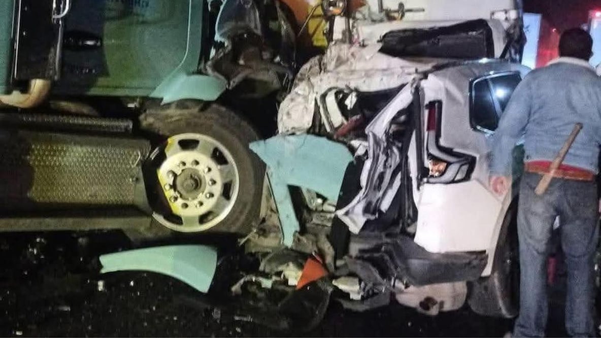 La camioneta particular quedó reducida a chatarra tras ser prensada por las unidades de carga pesada. Foto Especial