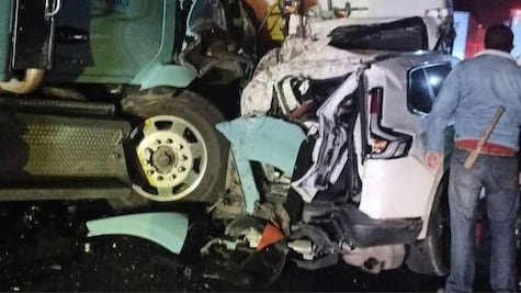 Fuerte choque en la Toluca-Atlacomulco; camioneta queda prensada entre dos tráileres