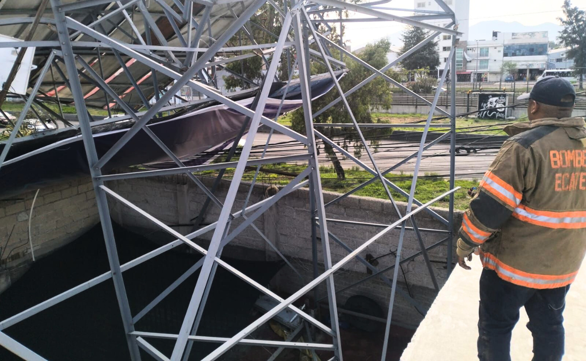Tras el colapso de un anuncio en Ecatepec, autoridades acordonan la zona y CFE desactiva cables de alta tensión. Foto: Especial