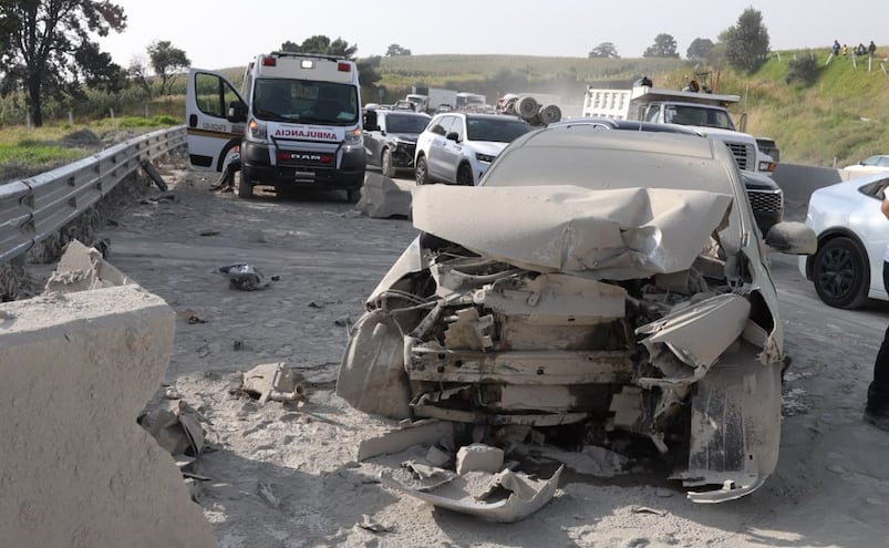 Volcadura de tráiler deja dos muertos y colapsa la autopista en Ixtapaluca
