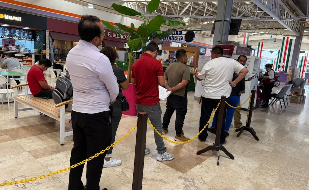 Poco flujo vehicular y filas reducidas caracterizaron la última jornada de reemplacamiento en el Centro Tepozán de Los Reyes La Paz. Foto Emilio Fernández / El Universal