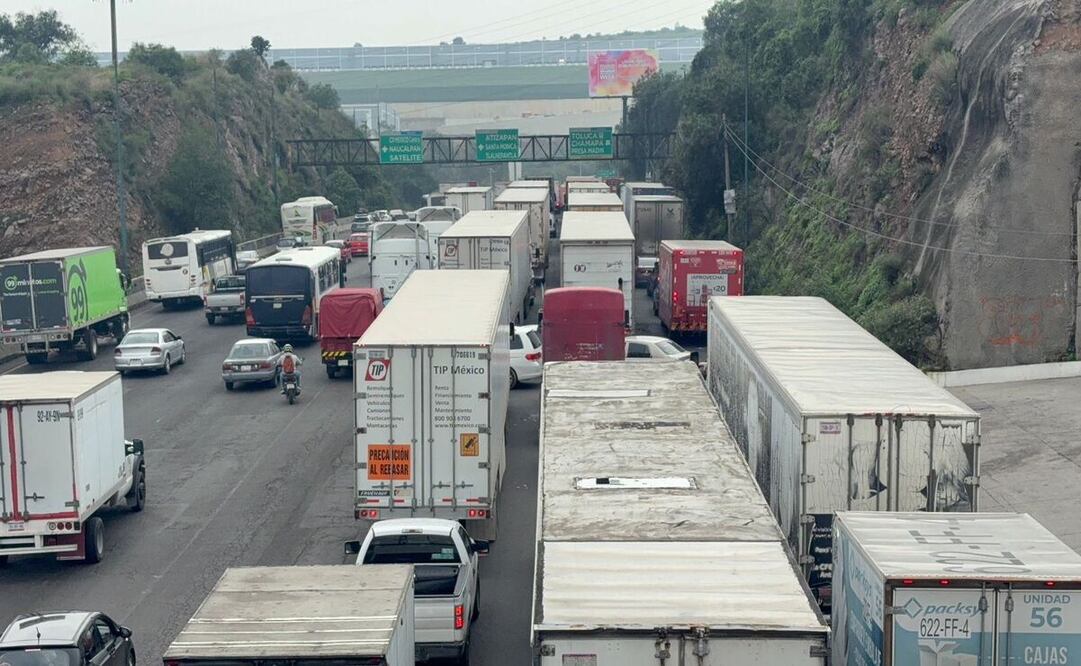 Los carriles centrales y laterales tienen avance lento de automóviles de todo tipo / Foto: Arturo Contreras