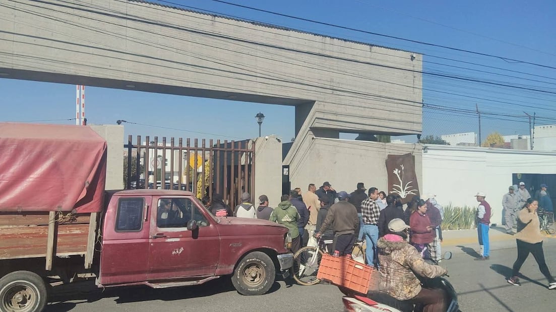 Pobladores del Barrio de Santa María se concentraron frente al domicilio del presunto responsable para evitar su fuga. Foto Especial