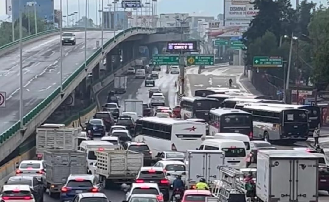 Kilométricas filas de autos se registran con dirección a la CDMX debido a la protesta de transportistas. Foto Especiañ