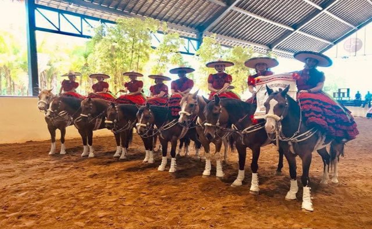 Las escaramuzas lucen vestidos con grandes olanes y colores; se catalogan como Adelita, China Poblana y Charra de Etiqueta. Foto: Especial