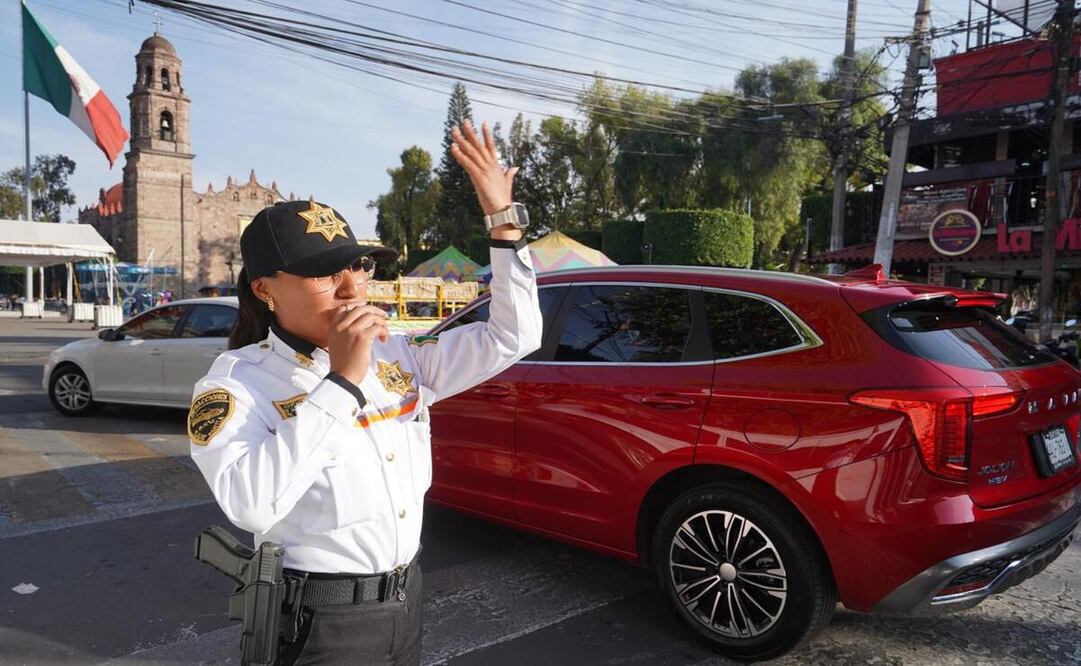 Únicamente el personal femenino uniformado en color negro, vivos naranjas y plenamente identificado podrá sancionar a los conductores. Foto: Especial