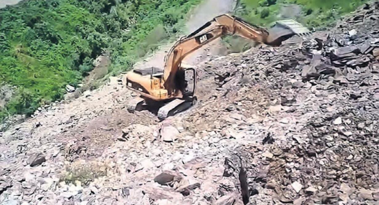 Los trabajos con maquinaria comenzaron para retirar las toneladas de tepetate que cayeron sobre la vía. Foto: Especial