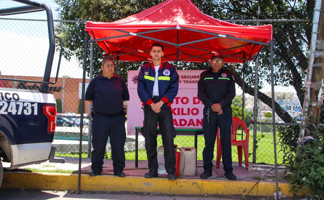 Personal de seguridad y paramédicos en los módulos de auxilio de Cuautitlán Izcalli, listos para apoyar a los automovilistas. Foto: Especial