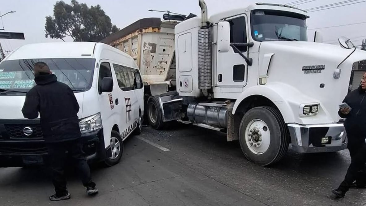 Así quedó la unidad de transporte público tras ser embestida por el vehículo de carga en el carril confinado. Foto Especial