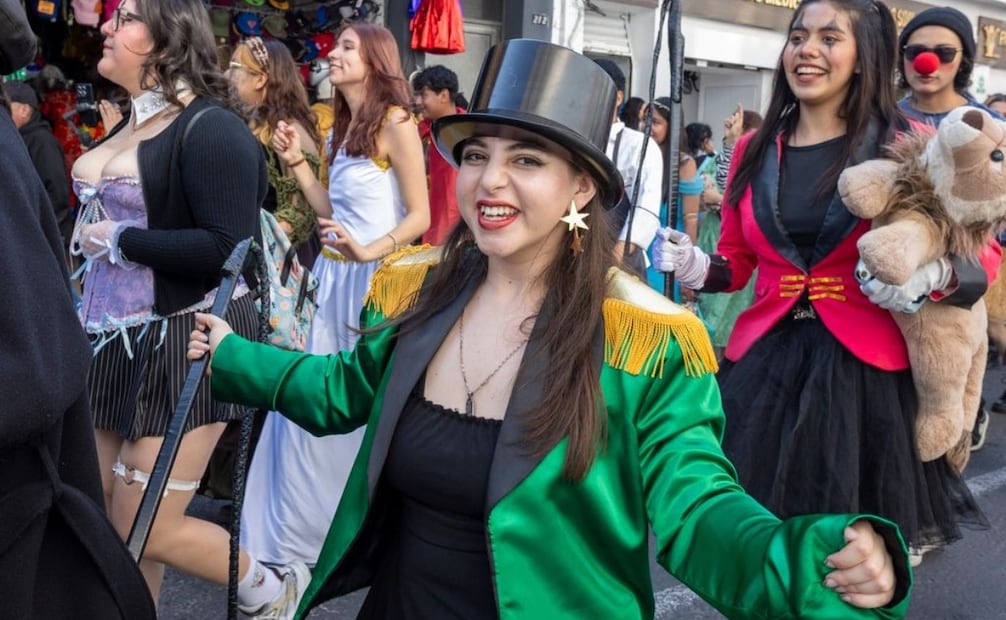 El color y la creatividad de los grupos independientes y de la Escuela de Bellas Artes llenaron de vida el espacio público de la capital mexiquense. Foto Especial