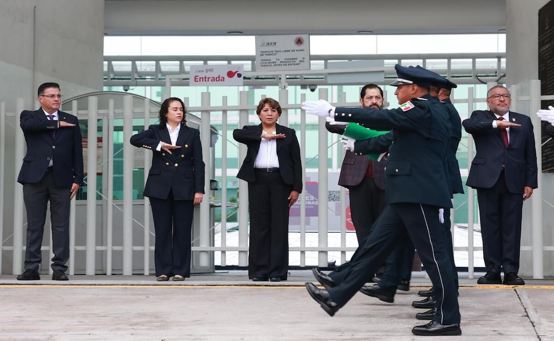 Delfina Gómez, Gobernadora del Edomex encabezó la Ceremonia de Izamiento de Bandera con motivo del Proceso Electoral Judicial 2025 / Foto Alejandro Vargas