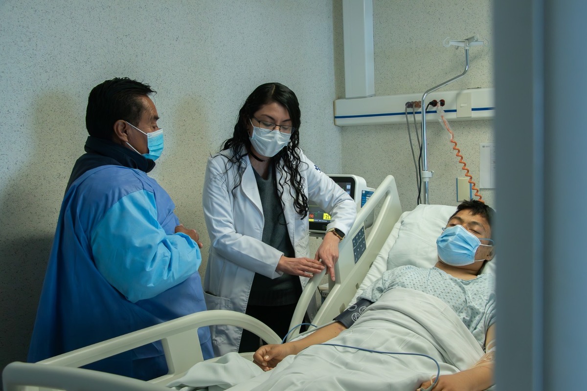 Joven de 22 años recibe trasplante de riñón en el Centro Médico ISSEMYM