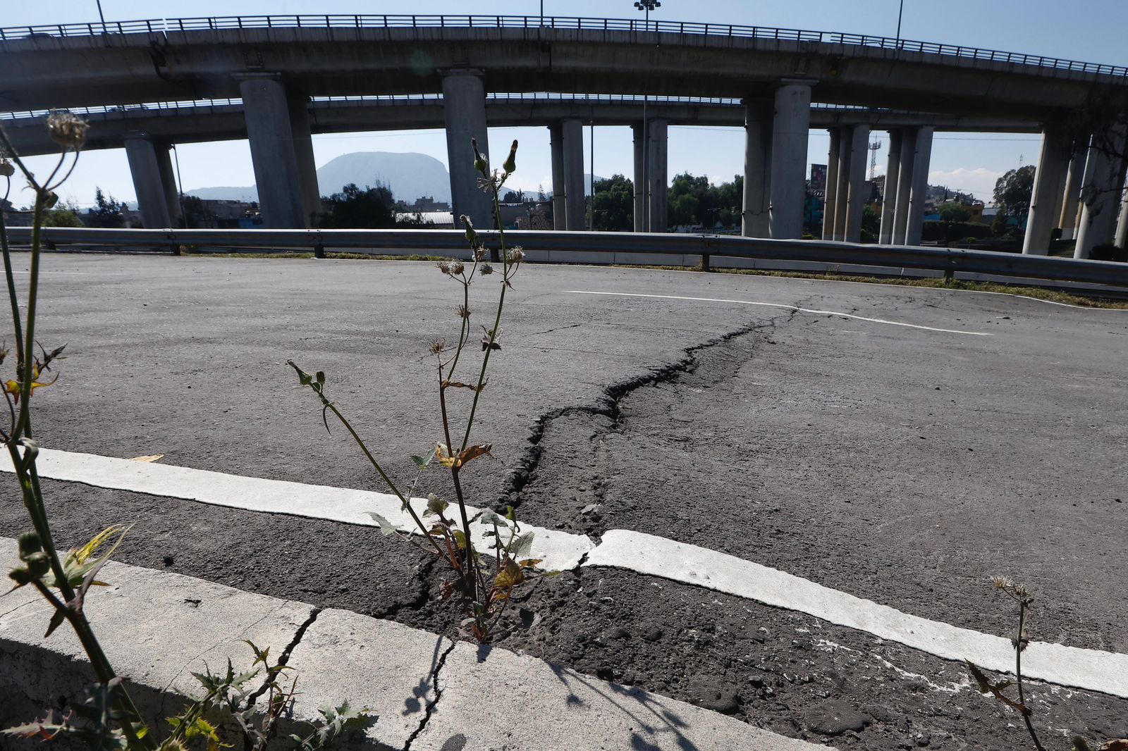 Se observa un desnivel de varios centímetros en la carpeta asfáltica / Foto Berenice Fragoso