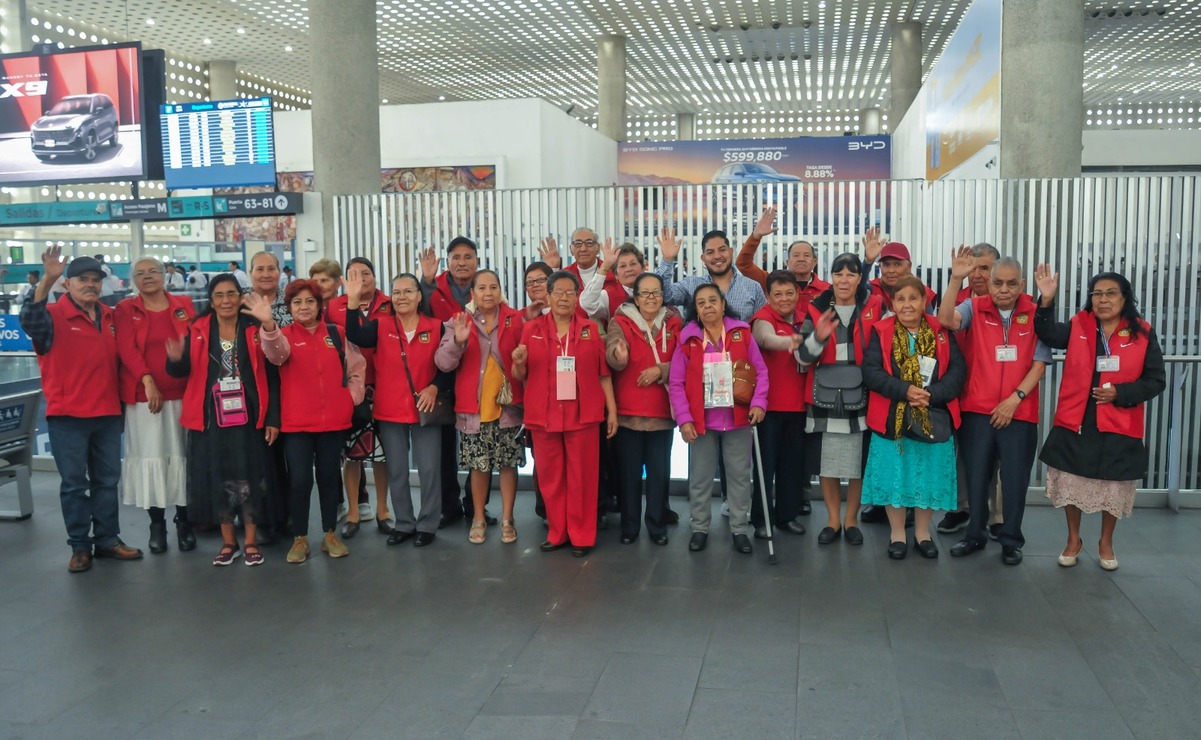 Adultos mayores mexiquense salieron de Toluca hacia Texas, EEUU, para reencontrarse con sus familiares. Foto: Especial. 
