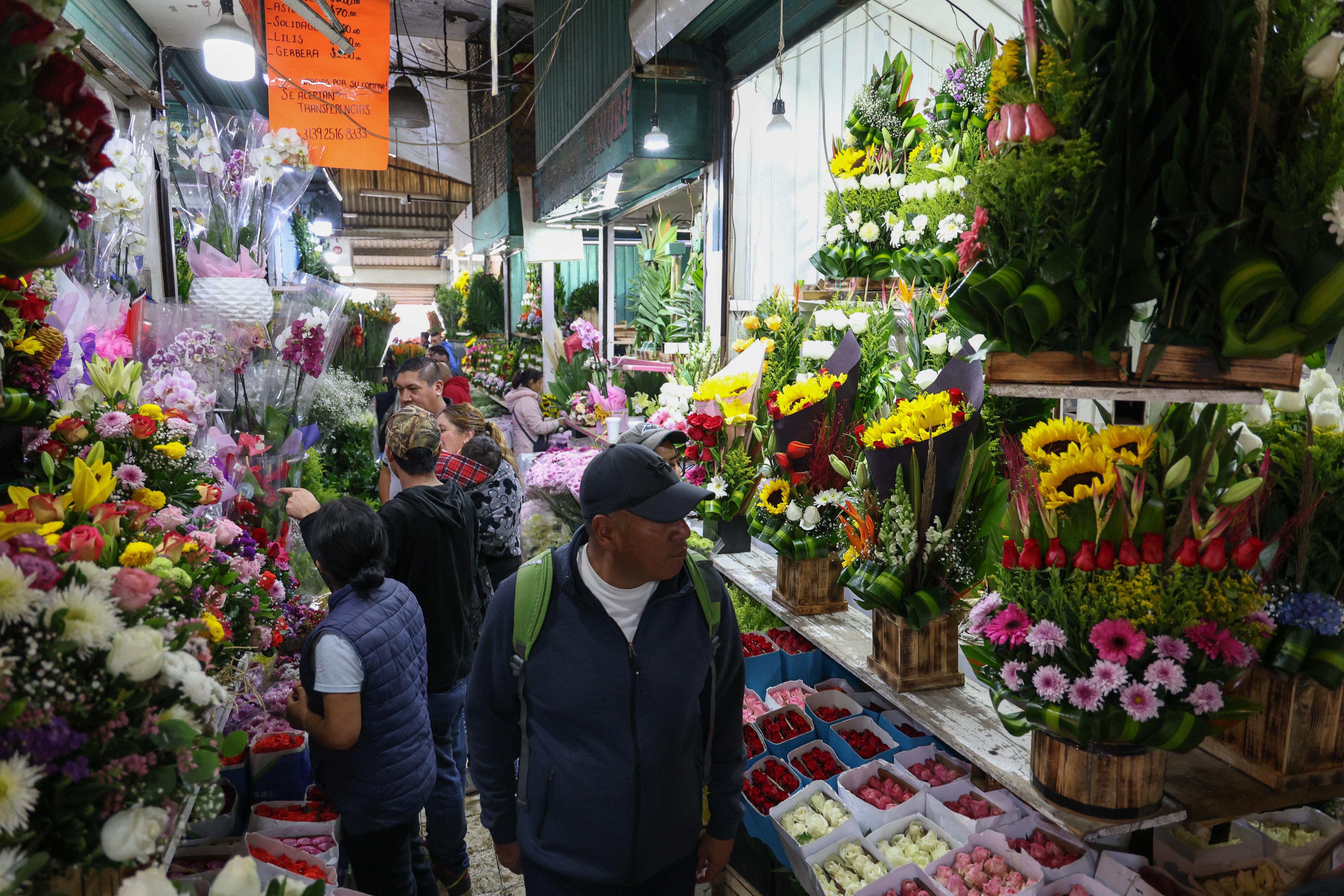 El temporal y la alta demanda elevaron el precio de las flores, pero los fieles mantuvieron viva la tradición guadalupana.  Foto Arturo Hernández