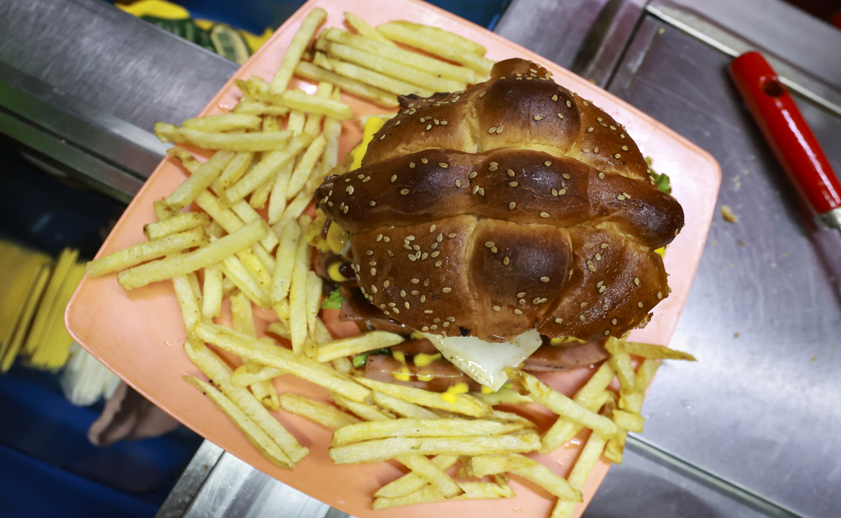 La hamburguesa alusiva al Día de Muertos tiene un costo de 70 pesos / Foto Alejandro Vargas