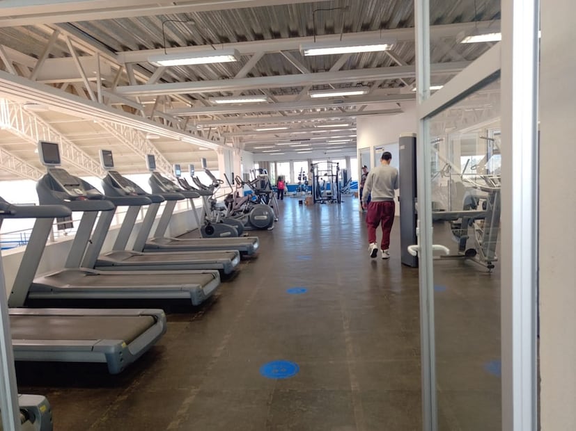 Estudiantes y personal administrativo alertaron a la seguridad privada tras presenciar el ataque directo en la zona del gimnasio. Foto Especial