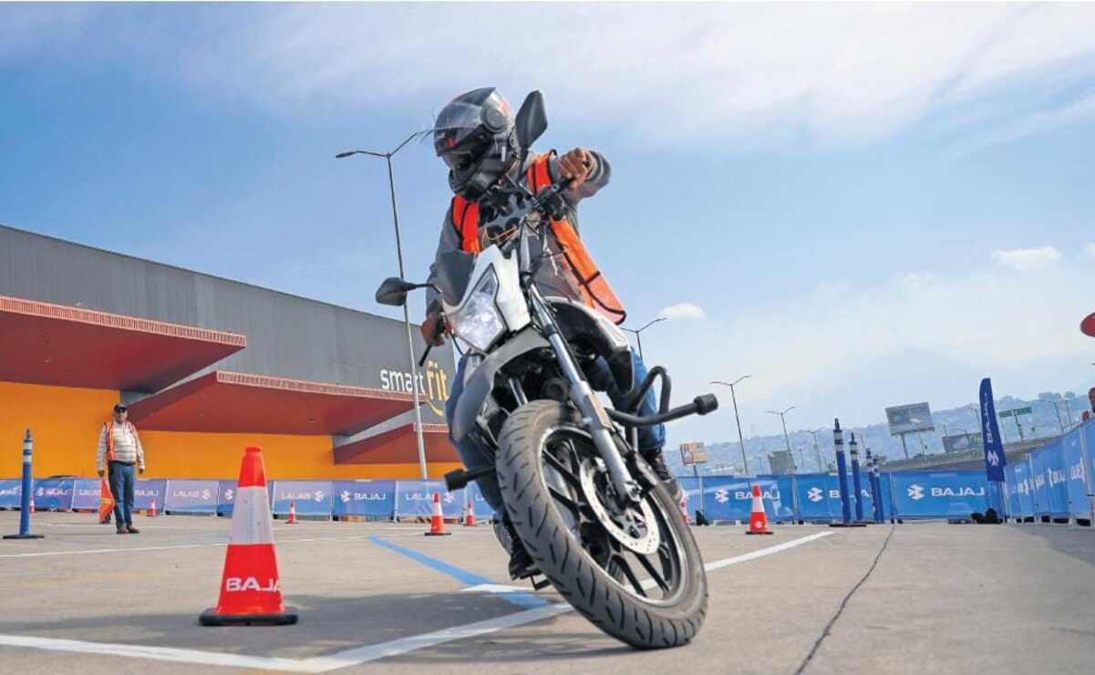 El proceso de certificación de los motociclistas consiste en evaluar tres etapas: desempeño, conocimientos y una inspección física-mecánica. Foto: Luis Camacho
