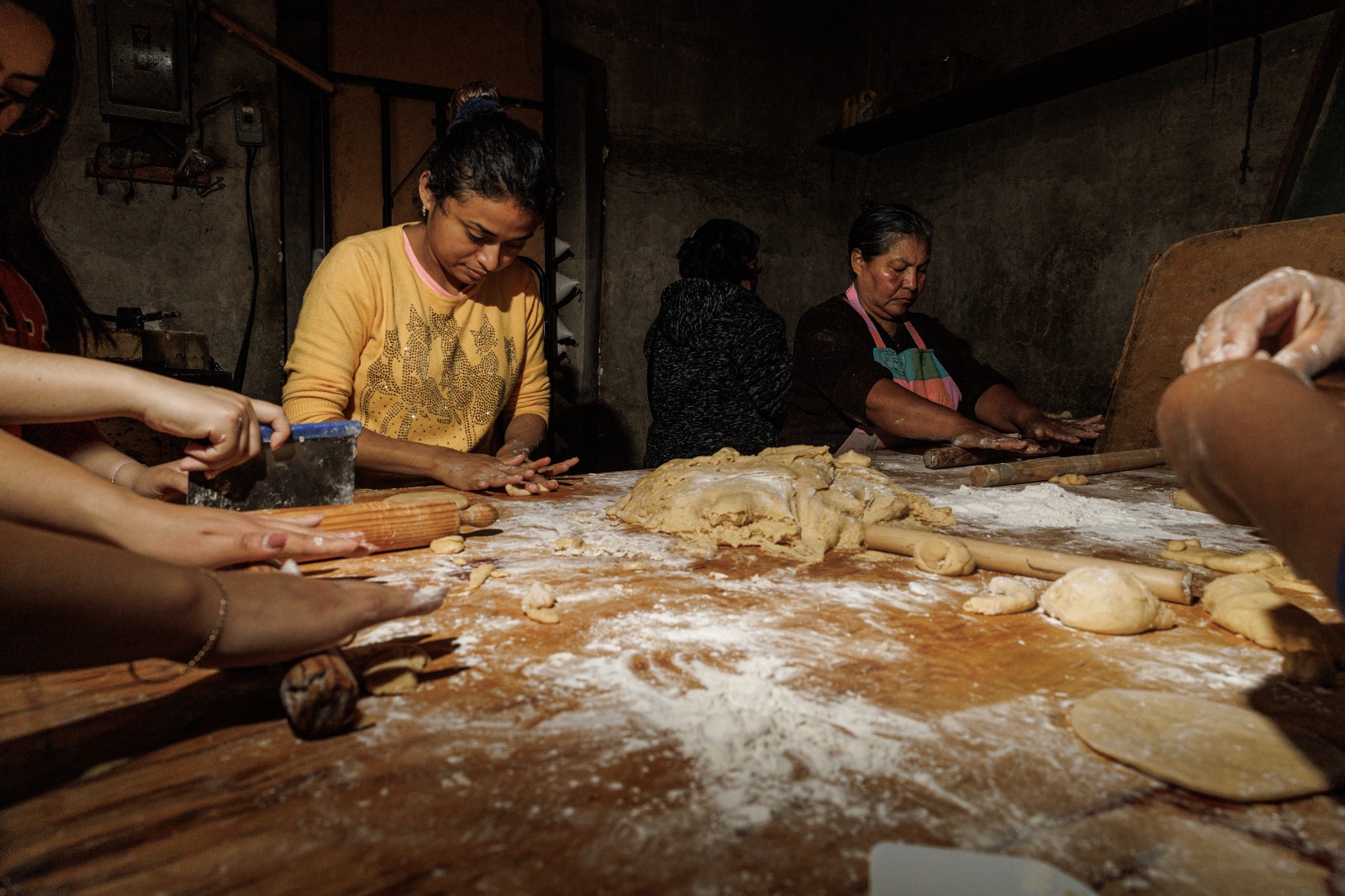 La elaboración del pan inicia desde la preparación de la masa. Foto Yaretzy Osnaya