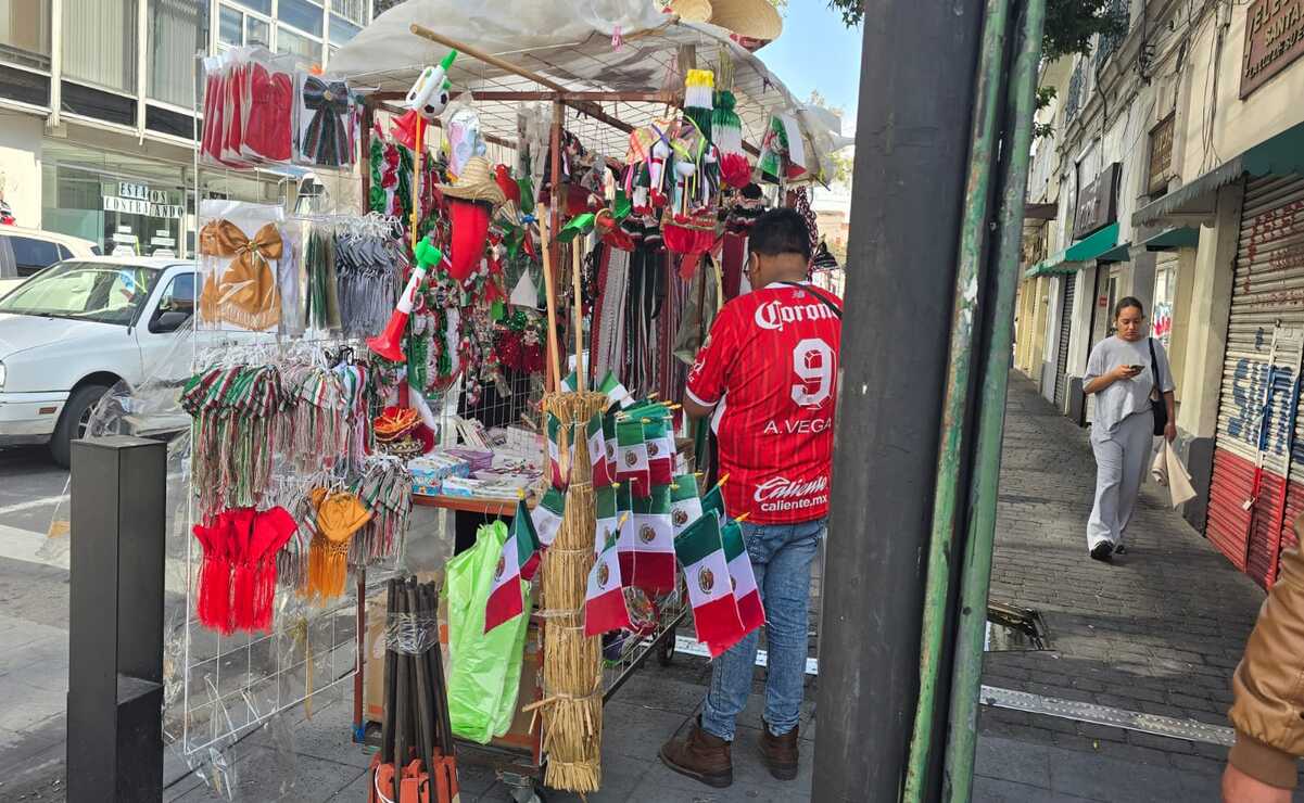 Por las principales calles del Centro de Toluca ya se registra la venta de artículos patrios / Foto Alma Rodríguez