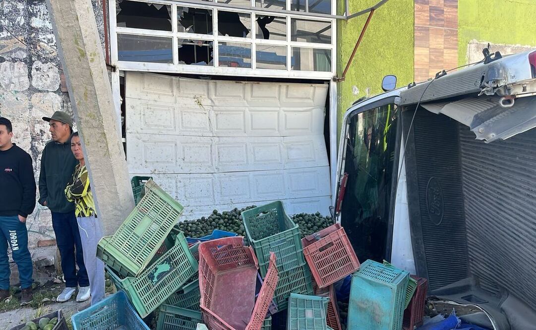 Una camioneta que trasportaba aguacates se impactó contra un garaje, dejando tres heridos y una persona fallecida. Foto: Especial