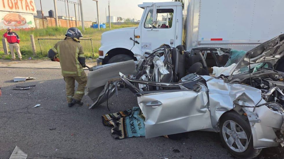 Choque entre tráiler y auto deja un muerto y un herido en la México-Cuautla