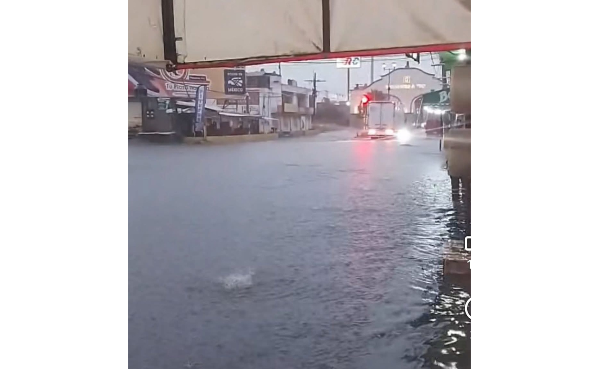 Vecinos de San Mateo Atenco trabajan por su cuenta para mitigar los efectos de las severas inundaciones que azotan la zona Foto: Especial