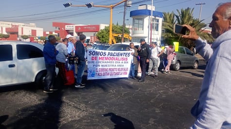 Pacientes renales bloquean el Bordo de Xochiaca por falta de hemodiálisis en el Hospital Gustavo Baz