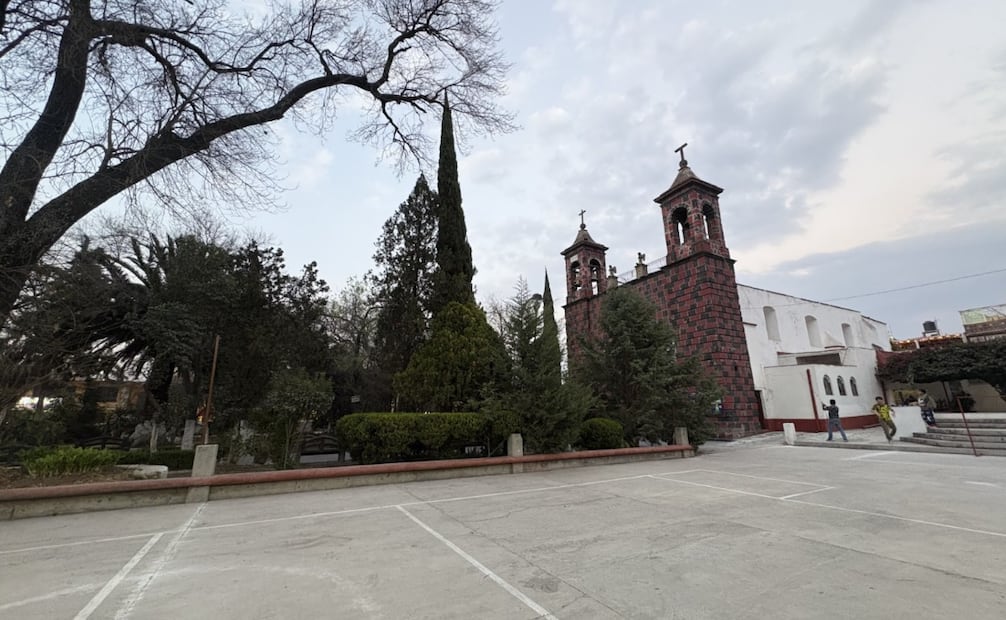 Además del templo, cerca de 30 locales comerciales del corredor tradicional de Cuautitlán podrían desaparecer con el nuevo puente. Foto Especial