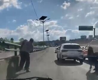 Insólito: Pelea masiva de conductores en puente de Tultitlán causa caos vial